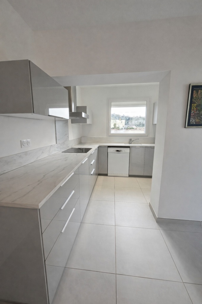 cuisine rénovée moderne agrandie ouverte sur pièce de vie architecte intérieur Marseille