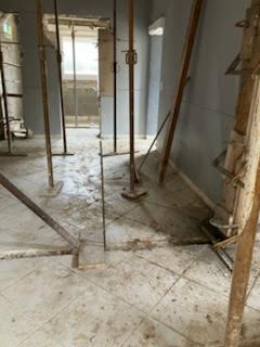 intérieur maison avant rénovation structure apparente extension récupération abri