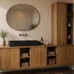 Projet de salle de bain sur mesure conçu par un architecte d'intérieur à Cabriès avec meuble suspendu en bois, vasque design et rangements intégrés.