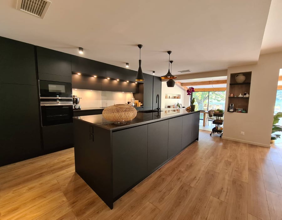 Cuisine contemporaine noire avec grand îlot central – projet d’architecture d’intérieur à Aix-en-Provence